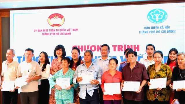 Trao tặng thẻ BHYT cho người có hoàn cảnh khó khăn- Ảnh 2. Trao tặng thẻ BHYT cho người có hoàn cảnh khó khăn- Ảnh 2.