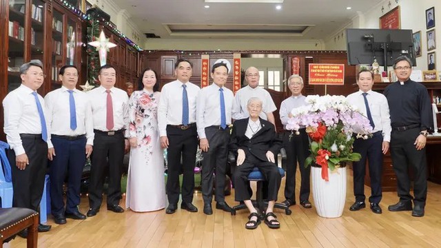 Lãnh đạo TPHCM thăm, chúc mừng các cá nhân tiêu biểu dịp Giáng sinh- Ảnh 1.