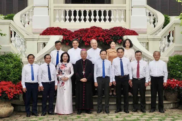 Lãnh đạo TPHCM thăm, chúc mừng các cá nhân tiêu biểu dịp Giáng sinh- Ảnh 2.