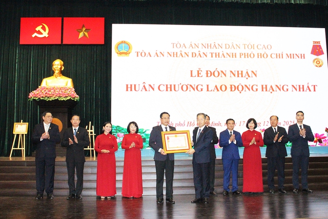 Tòa án nhân dân Thành phố đón nhận Huân chương Lao động hạng Nhất- Ảnh 1.