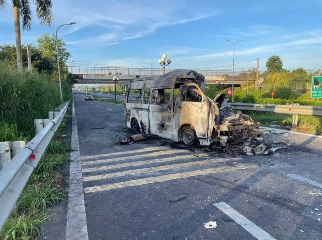 Tai nạn nghiêm trọng trên cao tốc TPHCM - Long Thành - Dầu Giây khiến 3 người tử vong- Ảnh 1. Tai nạn nghiêm trọng trên cao tốc TPHCM - Long Thành - Dầu Giây khiến 3 người tử vong- Ảnh 1.