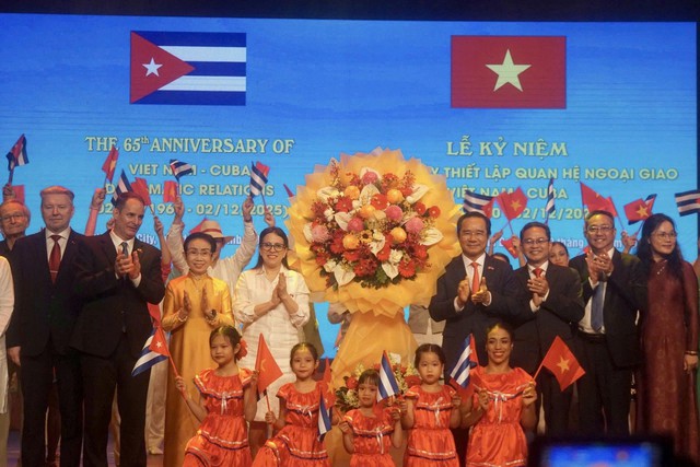 Kỷ niệm 65 năm thiết lập quan hệ ngoại giao Việt Nam - Cuba- Ảnh 1.