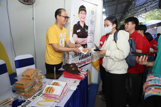 Nhiều hoạt động ý nghĩa chăm lo cho người lao động dịp Tết- Ảnh 2. Nhiều hoạt động ý nghĩa chăm lo cho người lao động dịp Tết- Ảnh 2.