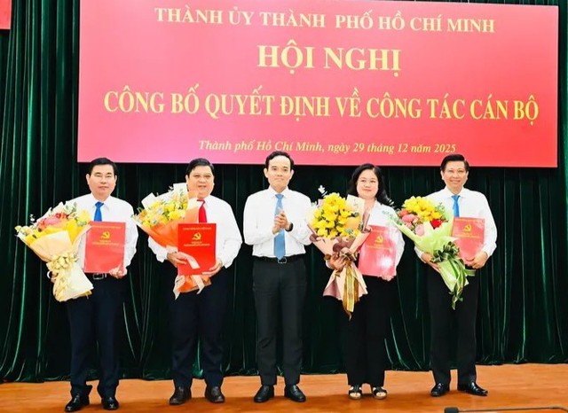 Công bố các quyết định về công tác cán bộ với 4 Ủy viên Ban Thường vụ Thành ủy - Ảnh 1.