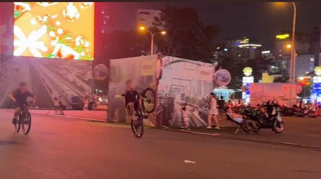 Xử lý vi phạm hành chính thanh thiếu niên điều khiển xe đạp đi bằng một bánh- Ảnh 1.