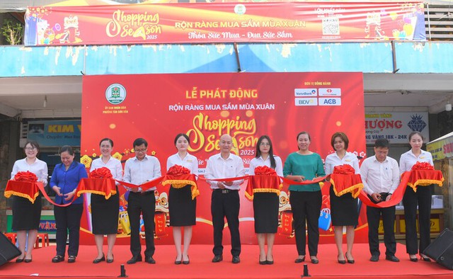 Chợ truyền thống đầu tiên hưởng ứng khuyến mại “Shopping Season”- Ảnh 1. Chợ truyền thống đầu tiên hưởng ứng khuyến mại “Shopping Season”- Ảnh 1.