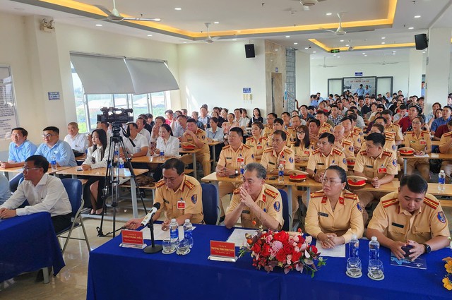 CSGT Công an TPHCM tổ chức kỳ thi sát hạch, cấp giấy phép lái xe đầu tiên sau tiếp nhận nhiệm vụ- Ảnh 1. CSGT Công an TPHCM tổ chức kỳ thi sát hạch, cấp giấy phép lái xe đầu tiên sau tiếp nhận nhiệm vụ- Ảnh 1.
