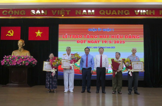 Chủ tịch UBND TPHCM trao huy hiệu Đảng cho đảng viên Quận 1- Ảnh 1. Chủ tịch UBND TPHCM trao huy hiệu Đảng cho đảng viên Quận 1- Ảnh 1.