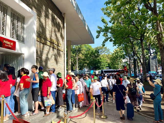 TPHCM: Các di tích lịch sử, điểm du lịch thu hút rất đông du khách đến vui chơi dịp nghỉ lễ- Ảnh 1. TPHCM: Các di tích lịch sử, điểm du lịch thu hút rất đông du khách đến vui chơi dịp nghỉ lễ- Ảnh 1.