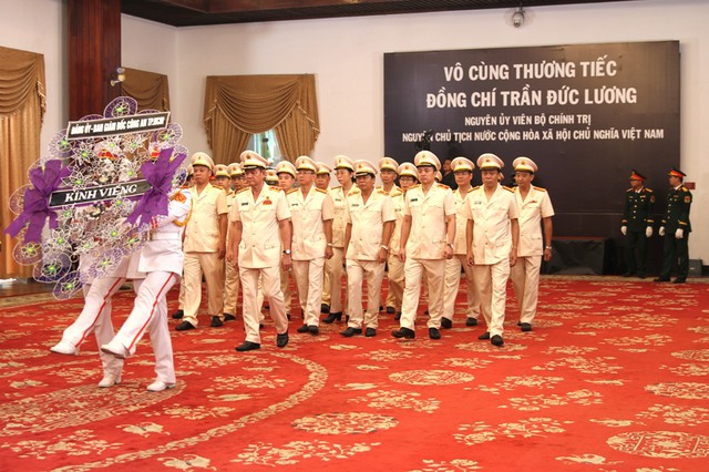 Lãnh đạo TPHCM, các tổ chức xã hội và người dân viếng nguyên Chủ tịch nước Trần Đức Lương- Ảnh 7. Lãnh đạo TPHCM, các tổ chức xã hội và người dân viếng nguyên Chủ tịch nước Trần Đức Lương- Ảnh 7.