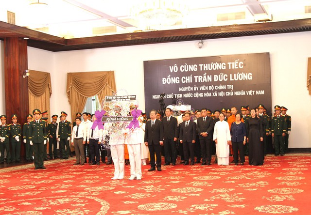 Lãnh đạo TPHCM, các tổ chức xã hội và người dân viếng nguyên Chủ tịch nước Trần Đức Lương- Ảnh 5. Lãnh đạo TPHCM, các tổ chức xã hội và người dân viếng nguyên Chủ tịch nước Trần Đức Lương- Ảnh 5.