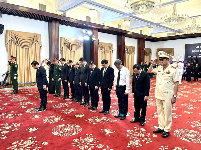 Lãnh đạo TPHCM, các tổ chức xã hội và người dân viếng nguyên Chủ tịch nước Trần Đức Lương- Ảnh 4. Lãnh đạo TPHCM, các tổ chức xã hội và người dân viếng nguyên Chủ tịch nước Trần Đức Lương- Ảnh 4.