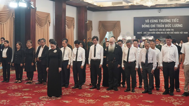 Lãnh đạo TPHCM, các tổ chức xã hội và người dân viếng nguyên Chủ tịch nước Trần Đức Lương- Ảnh 10. Lãnh đạo TPHCM, các tổ chức xã hội và người dân viếng nguyên Chủ tịch nước Trần Đức Lương- Ảnh 10.
