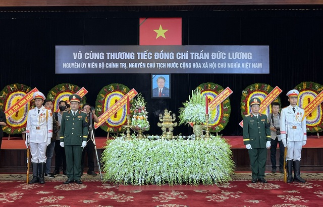 Lãnh đạo TPHCM, các tổ chức xã hội và người dân viếng nguyên Chủ tịch nước Trần Đức Lương- Ảnh 1. Lãnh đạo TPHCM, các tổ chức xã hội và người dân viếng nguyên Chủ tịch nước Trần Đức Lương- Ảnh 1.