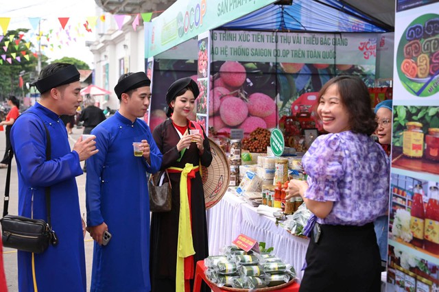 Saigon Co.op ký kết tiêu thụ vải thiiều Lục Ngạn tại 800 điểm bán- Ảnh 2. Saigon Co.op ký kết tiêu thụ vải thiiều Lục Ngạn tại 800 điểm bán- Ảnh 2.