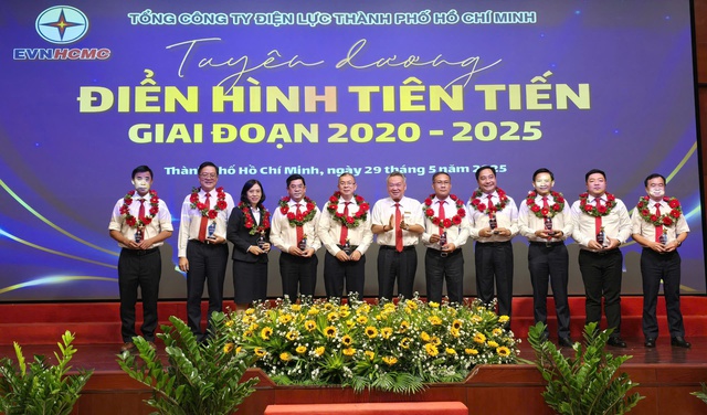 EVNHCMC tuyên dương 182 cá nhân tiêu biểu thi đua yêu nước- Ảnh 1. EVNHCMC tuyên dương 182 cá nhân tiêu biểu thi đua yêu nước- Ảnh 1.