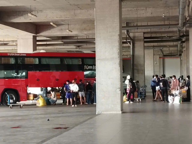 Người dân tấp nập quay trở lại Thành phố sau kỳ nghỉ lễ kéo dài 5 ngày- Ảnh 2. Người dân tấp nập quay trở lại Thành phố sau kỳ nghỉ lễ kéo dài 5 ngày- Ảnh 2.