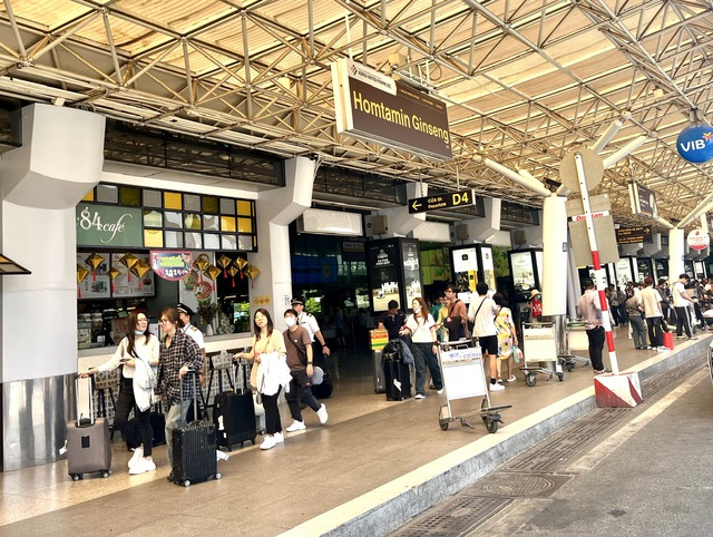 Người dân tấp nập quay trở lại Thành phố sau kỳ nghỉ lễ kéo dài 5 ngày- Ảnh 1. Người dân tấp nập quay trở lại Thành phố sau kỳ nghỉ lễ kéo dài 5 ngày- Ảnh 1.