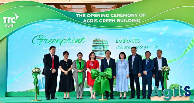 Ra mắt trung tâm R&D tại tòa nhà xanh của Betrimex: Bệ phóng xây dựng chuỗi giá trị dừa bền vững - Ảnh 1. Ra mắt trung tâm R&D tại tòa nhà xanh của Betrimex: Bệ phóng xây dựng chuỗi giá trị dừa bền vững - Ảnh 1.