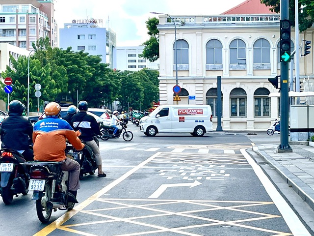 TPHCM triển khai vạch “mắt võng” tại giao lộ trọng điểm cho phép ô tô, xe máy được rẽ phải liên tục- Ảnh 1. TPHCM triển khai vạch “mắt võng” tại giao lộ trọng điểm cho phép ô tô, xe máy được rẽ phải liên tục- Ảnh 1.