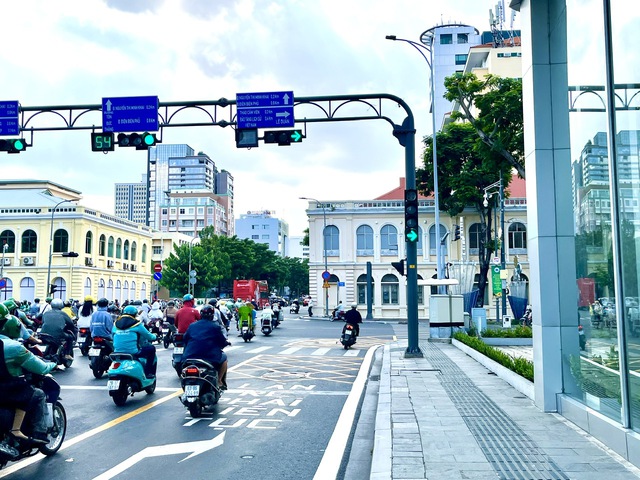 TPHCM triển khai vạch “mắt võng” tại giao lộ trọng điểm cho phép ô tô, xe máy được rẽ phải liên tục- Ảnh 2. TPHCM triển khai vạch “mắt võng” tại giao lộ trọng điểm cho phép ô tô, xe máy được rẽ phải liên tục- Ảnh 2.
