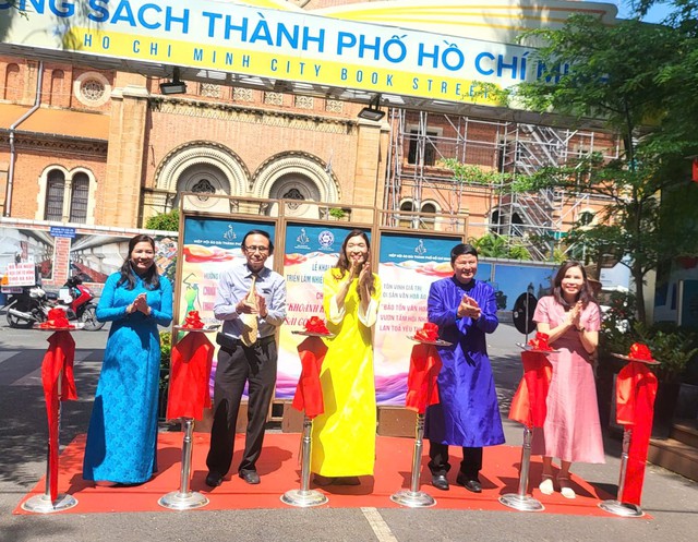 Khai mạc Ngày Hội áo dài TPHCM năm 2025 với chủ đề "Áo Dài Tri Ân"- Ảnh 1.