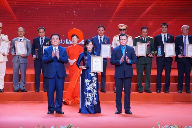 Bệnh viện Chợ Rẫy được vinh danh tại chương trình "Vinh quang Việt Nam"- Ảnh 1. Bệnh viện Chợ Rẫy được vinh danh tại chương trình "Vinh quang Việt Nam"- Ảnh 1.