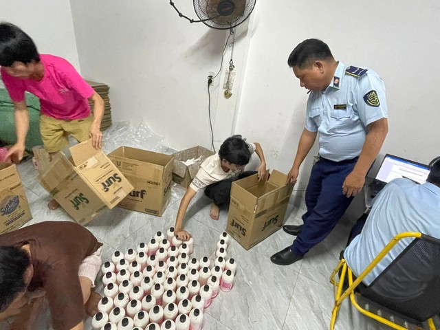 TPHCM: Kiên quyết ngăn chặn, đẩy lùi tình trạng buôn lậu, gian lận thương mại- Ảnh 2. TPHCM: Kiên quyết ngăn chặn, đẩy lùi tình trạng buôn lậu, gian lận thương mại- Ảnh 2.