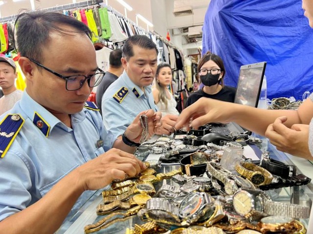 TPHCM: Kiên quyết ngăn chặn, đẩy lùi tình trạng buôn lậu, gian lận thương mại- Ảnh 1. TPHCM: Kiên quyết ngăn chặn, đẩy lùi tình trạng buôn lậu, gian lận thương mại- Ảnh 1.