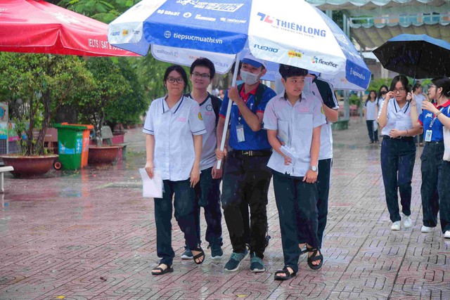 Ngày đầu tiên của Kỳ thi tốt nghiệp PTTH: TPHCM không có học sinh vi phạm quy chế- Ảnh 3. Ngày đầu tiên của Kỳ thi tốt nghiệp PTTH: TPHCM không có học sinh vi phạm quy chế- Ảnh 3.