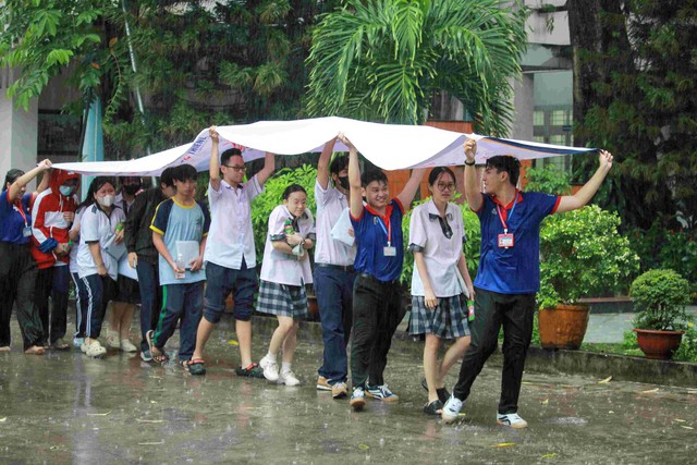 Ngày đầu tiên của Kỳ thi tốt nghiệp PTTH: TPHCM không có học sinh vi phạm quy chế- Ảnh 4. Ngày đầu tiên của Kỳ thi tốt nghiệp PTTH: TPHCM không có học sinh vi phạm quy chế- Ảnh 4.