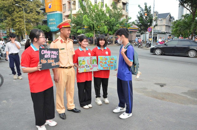 Hơn 99.000 thí sinh chính thức bước vào môn thi đầu tiên- Ảnh 4. Hơn 99.000 thí sinh chính thức bước vào môn thi đầu tiên- Ảnh 4.