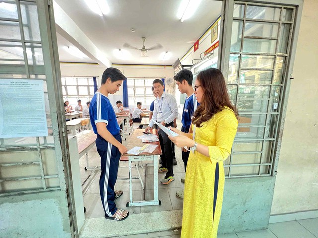 Hơn 99.000 thí sinh chính thức bước vào môn thi đầu tiên- Ảnh 2. Hơn 99.000 thí sinh chính thức bước vào môn thi đầu tiên- Ảnh 2.