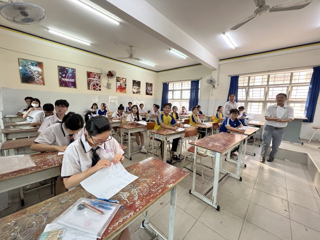 Ngày đầu tiên của Kỳ thi tốt nghiệp PTTH: TPHCM không có học sinh vi phạm quy chế- Ảnh 2. Ngày đầu tiên của Kỳ thi tốt nghiệp PTTH: TPHCM không có học sinh vi phạm quy chế- Ảnh 2.