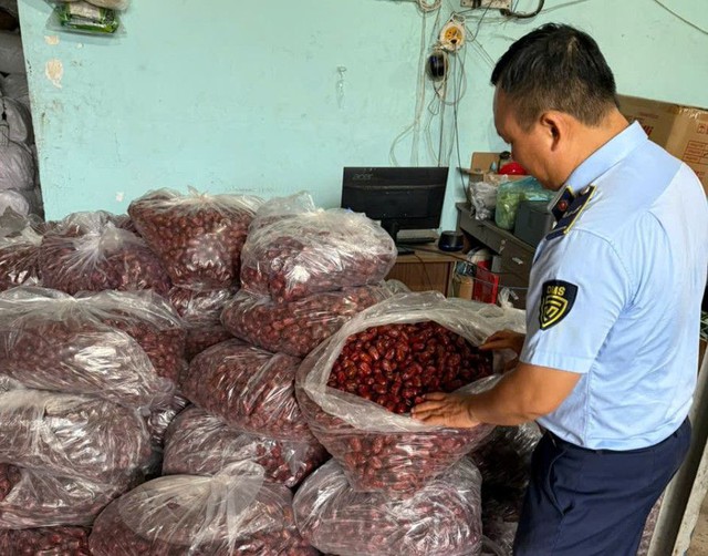 TPHCM: Thu giữ nhiều bánh kẹo, nước giải khát, thực phẩm chức năng… không rõ nguồn gốc- Ảnh 1. TPHCM: Thu giữ nhiều bánh kẹo, nước giải khát, thực phẩm chức năng… không rõ nguồn gốc- Ảnh 1.