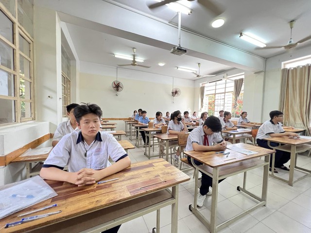 Bắt đầu kỳ thi vào lớp 10 tại TPHCM- Ảnh 3. Bắt đầu kỳ thi vào lớp 10 tại TPHCM- Ảnh 3.