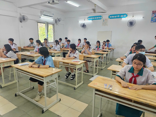 Bắt đầu kỳ thi vào lớp 10 tại TPHCM- Ảnh 4. Bắt đầu kỳ thi vào lớp 10 tại TPHCM- Ảnh 4.