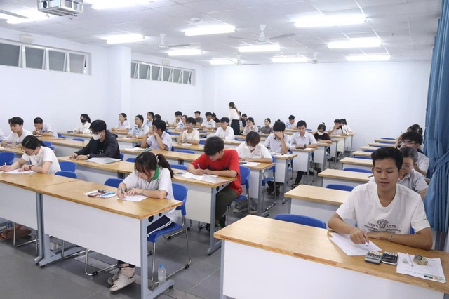 Đại học Quốc gia TPHCM thông tin về sự cố tại kỳ thi đánh giá năng lực đợt 2
- Ảnh 1. Đại học Quốc gia TPHCM thông tin về sự cố tại kỳ thi đánh giá năng lực đợt 2
- Ảnh 1.
