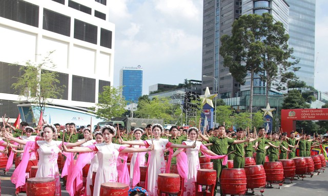 Người dân TPHCM háo hức theo dõi sự kiện "Vinh quang Công an nhân dân Việt Nam"- Ảnh 1. Người dân TPHCM háo hức theo dõi sự kiện "Vinh quang Công an nhân dân Việt Nam"- Ảnh 1.