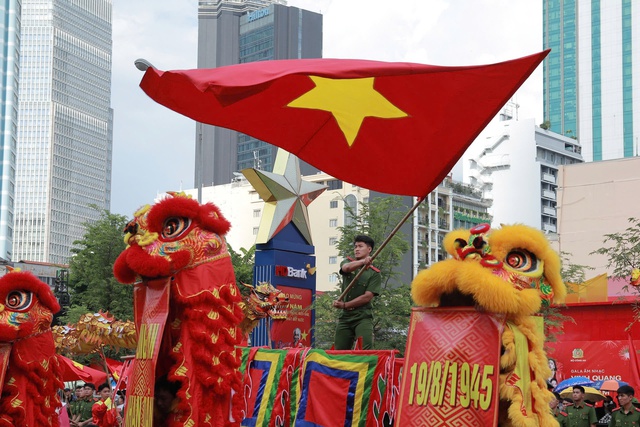 Người dân TPHCM háo hức theo dõi sự kiện "Vinh quang Công an nhân dân Việt Nam"- Ảnh 2. Người dân TPHCM háo hức theo dõi sự kiện "Vinh quang Công an nhân dân Việt Nam"- Ảnh 2.