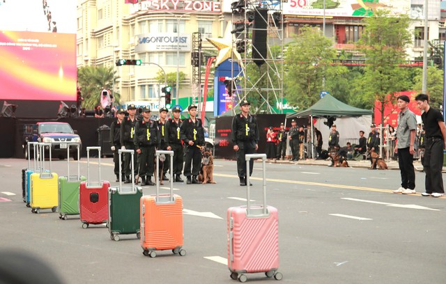 Người dân TPHCM háo hức theo dõi sự kiện "Vinh quang Công an nhân dân Việt Nam"- Ảnh 6. Người dân TPHCM háo hức theo dõi sự kiện "Vinh quang Công an nhân dân Việt Nam"- Ảnh 6.