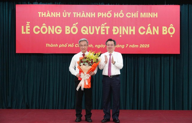 Thành ủy TPHCM công bố và trao nhiều quyết định cán bộ chủ chốt- Ảnh 1.