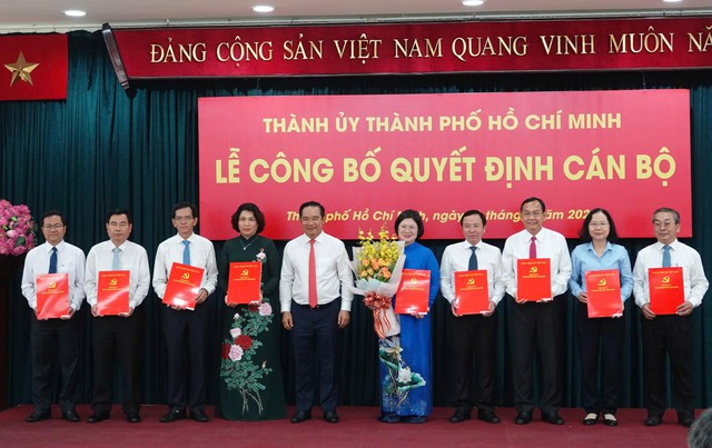Thành ủy TPHCM công bố và trao nhiều quyết định cán bộ chủ chốt- Ảnh 2.