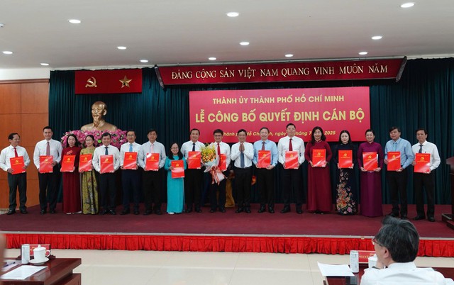 Thành ủy TPHCM công bố và trao nhiều quyết định cán bộ chủ chốt- Ảnh 3.