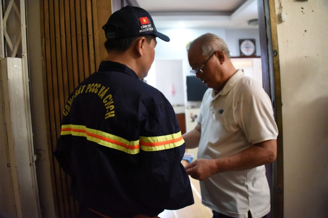 “Gõ cửa” từng nhà, tuyên truyền người dân về PCCC- Ảnh 1. “Gõ cửa” từng nhà, tuyên truyền người dân về PCCC- Ảnh 1.