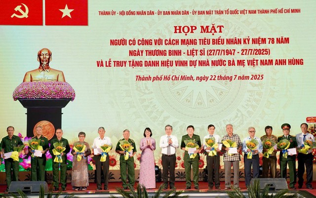 TPHCM tri ân các anh hùng liệt sĩ, người có công tiêu biểu, thương binh và gia đình chính sách- Ảnh 1. TPHCM tri ân các anh hùng liệt sĩ, người có công tiêu biểu, thương binh và gia đình chính sách- Ảnh 1.