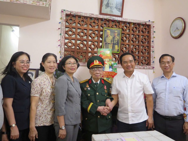Chủ tịch Thành phố thăm các gia đình chính sách, thương bệnh binh - Ảnh 1. Chủ tịch Thành phố thăm các gia đình chính sách, thương bệnh binh - Ảnh 1.