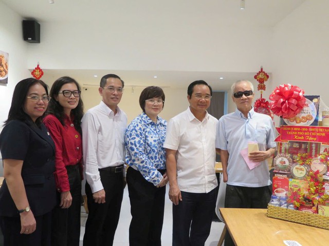 Chủ tịch Thành phố thăm các gia đình chính sách, thương bệnh binh - Ảnh 2. Chủ tịch Thành phố thăm các gia đình chính sách, thương bệnh binh - Ảnh 2.