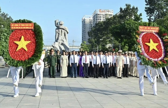 Lãnh đạo TPHCM dâng hương tưởng nhớ các anh hùng liệt sĩ, Mẹ Việt Nam anh hùng- Ảnh 1.