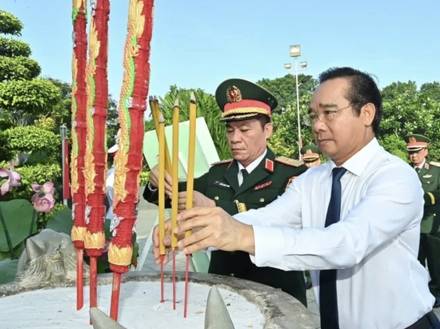 Lãnh đạo TPHCM dâng hương tưởng nhớ các anh hùng liệt sĩ, Mẹ Việt Nam anh hùng- Ảnh 2.